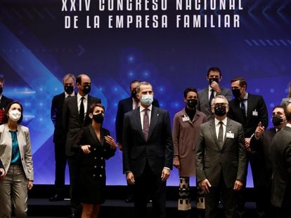 El rey Felipe VI, en la inauguración del XXIV Congreso Nacional de la Empresa Familiar, junto a la ministra de Industria, Reyes Maroto; la presidenta de Navarra, María Chivite, y el presidente del Instituto de la Empresa Familiar, Marc Puig.