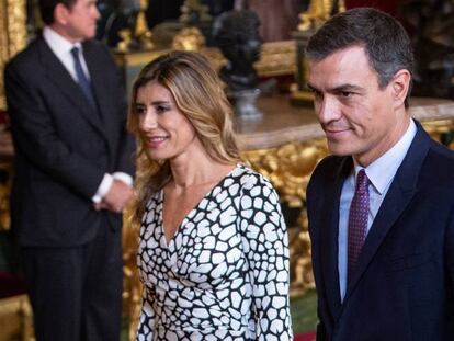 El presidente del Gobierno en funciones, Pedro Sanchez, y su mujer, María Begoña Gómez Fernández durante la recepción en el Palacio Real con motivo del Día de la Fiesta Nacional.