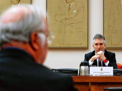 El ministro del Interior, Fernando Grande-Marlaska, frente al director general de Tráfico, Pere Navarro (de espaldas), este lunes en el Congreso. En vídeo, las claves de la nueva medida del Gobierno.
