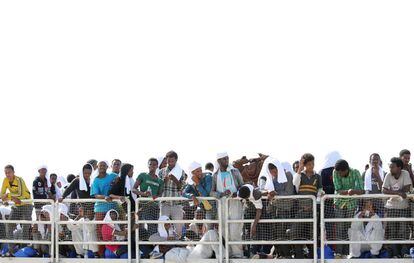 Decenas de inmigrantes esperan para desembarcar en el puerto siciliano de Pozzallo (Italia), tras ser rescatados cerca de las costas de Malta.