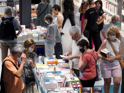 Vista d'una llibreria del centre de Barcelona durant la celebració d'aquest Sant Jordi d'estiu el 23 de juliol.