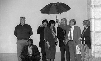 De izquierda a derecha, los poetas Les Murray, Lesego Rampolokeng, Ana Blandiana, Jos&eacute; M&ordf; &Aacute;lvarez, Joaqu&iacute;n Marco , con paraguas, e Inger Christensan.
