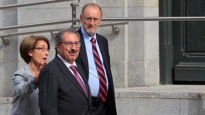 Concepción Sáez, con el presidente suplente del CGPJ,  Rafael Mozo, y el vocal Álvaro Lucas, el pasado 13 de octubre.
