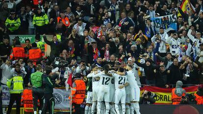Los jugadores del Real Madrid celebran ante sus aficionados el cuarto gol de los blancos en Anfield.