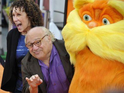 Los actores Danny DeVito  y Rhea Perlman posan en el estreno de la pel&iacute;cula   &#039;Dr. Seuss, The Lorax&#039;  en los Estudios Universal en Hollywood.