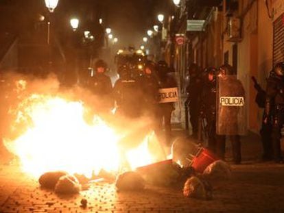 La policía recurrió a cargas y pelotas de goma en los altercados, concluidos esta madrugada y en las que se incendiaron contenedores y vehículos