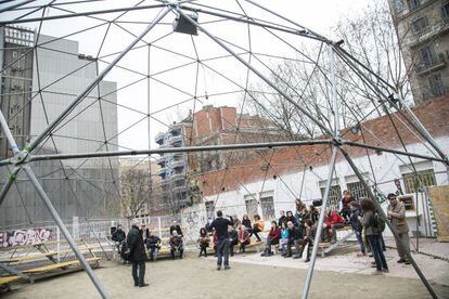 Una cúpula geodèsica al solar de Les Germanetes allotja els grups que defensen aquests espais.