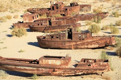 Barcos abandonados por miembros de una antigua comunidad de pescadores, bastante importante, en el Mar de Aral. Este espacio ha pasado de ser el cuarto lago más grande del mundo a no aparecer entre los veinte primeros. Ha perdido su biodiversidad original, incluidas 28 especies de peces endémicos.