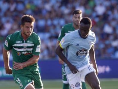 Pione Sisto controla el bal&oacute;n durante el partido contra el Legan&eacute;s