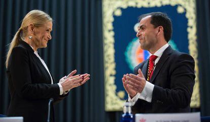 La presidenta regional Cristina Cifuentes y el nuevo rector de la URJC, Javier Ramos.