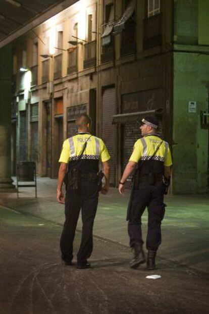 Una pareja de guardias urbanos, en una calle de Barcelona.