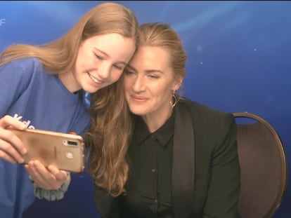 Kate Winslet se hace un selfi con la periodista infantil tras concederle una entrevista.