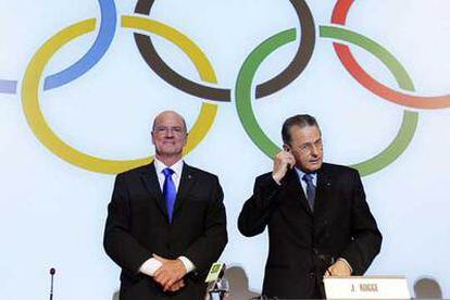 El presidente del COI, Jacques Rogge (a la derecha), y el miembro Kevan Gosper, tras la conferencia de prensa final.