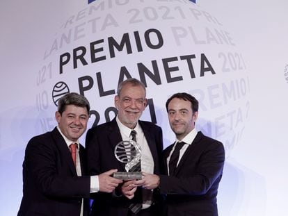 Antonio Mercero, Jorge Díaz y Agustín Martínez, autores de la novela 'La Bestia' presentada bajo el seudónimo de Carmen Mola, tras recibir el Premio Planeta de Novela.