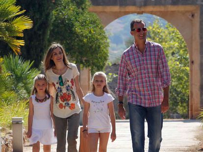 Los Reyes, junto a sus dos hijas, durante su visita el lunes por la mañana a la finca Raixa, en Palma.