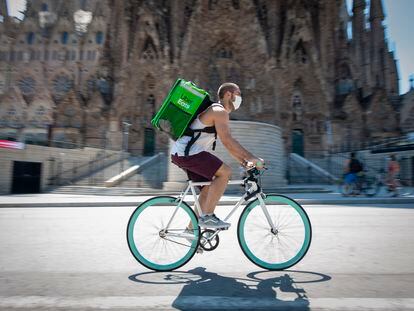 Repartidores de comida trabajan por las calles de Barcelona. (Foto: JUAN BARBOSA)