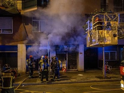 La tienda de animales incendiada en la Rambla de Badal de Barcelona.