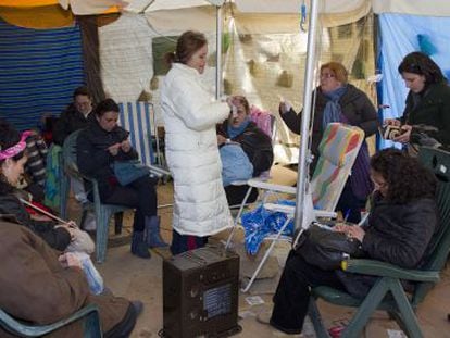 Trabajadoras municipales encerradas frente al Ayuntamiento.