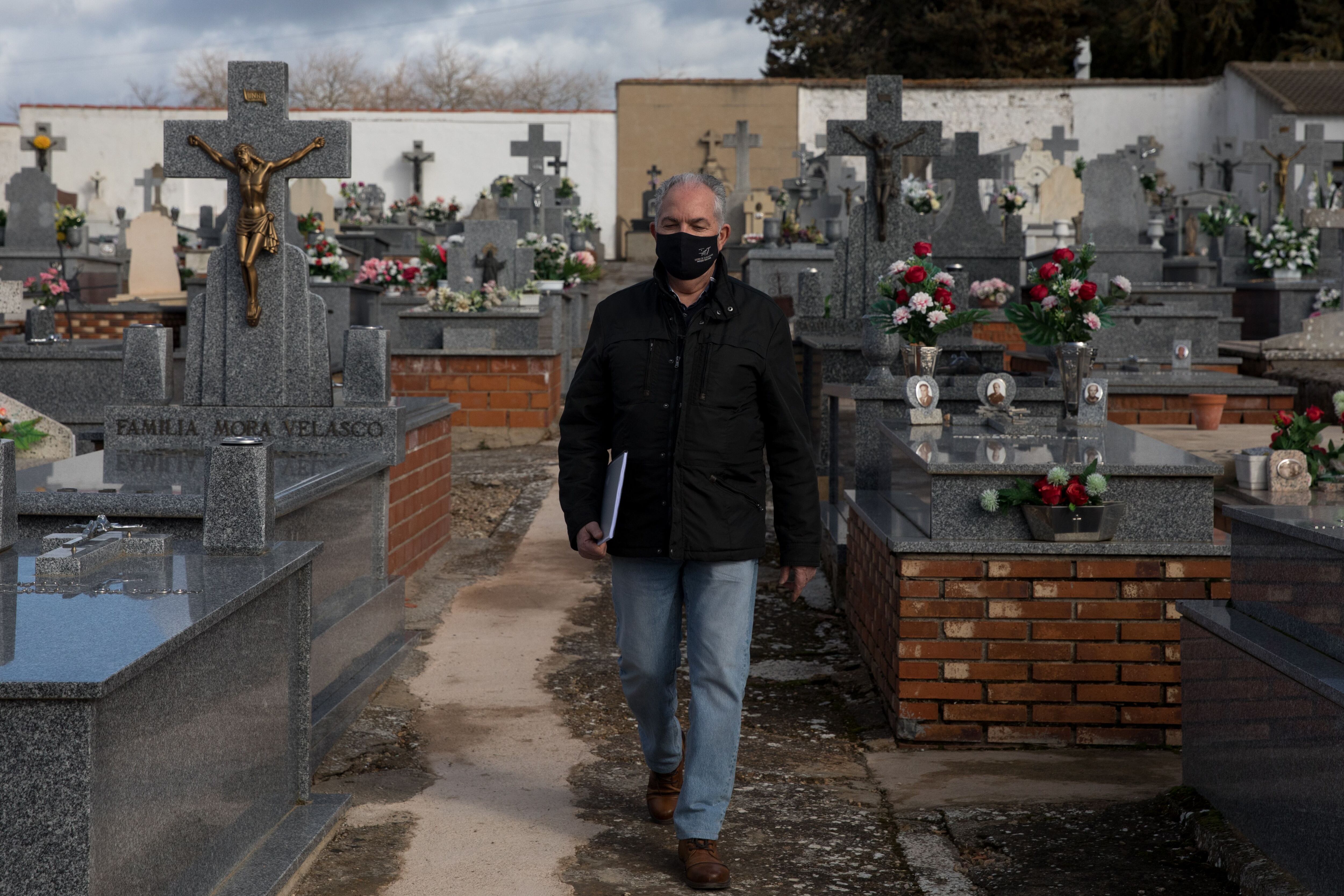 Jorge Delgado entra por primera vez en el cementerio de Piedrabuena (Ciudad Real) donde fue fusilado su abuelo en 1939.