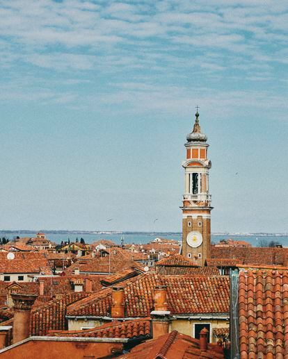 Vista de los tejados de Venecia y campanario de la iglesia de los Santos Apóstoles.