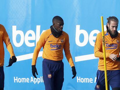 Dembélé, en el centro de la imagen, junto a Piqué y Mingueza, en el entrenamiento del Barcelona.