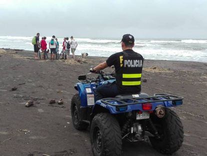 Policías vigilan la playa Tortuguero tras el crimen de la española.