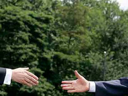 El primer ministro británico, Gordon Brown (izquierda), estrecha la mano del presidente estadounidense, George W. Bush, tras su conferencia de prensa ayer en Camp David.