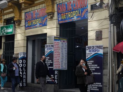 Ciudadanos pasan frente a locales de venta de dólares en La Paz.
