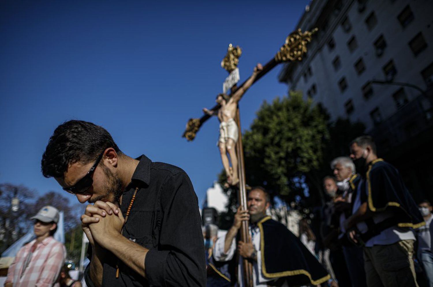 Opositores al proyecto de ley se manifiestan con un crucifijo.