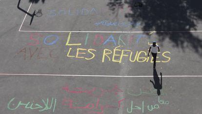 Pintadas que piden solidaridad con los refugiados, en la escuela secundaria Guillaume-Bude, en Par&iacute;s, el 2 de agosto.