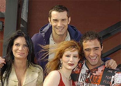 Jesús Vázquez (arriba), presentador de <i>Hotel Glam</i> (Tele 5), junto a tres concursantes del <i>reality show.</i>