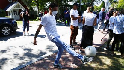 Un migrante venezolano juega futbol en Martha's Vineyard, Massachusetts, el 15 de septiembre de 2022.