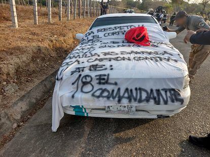 Integrantes de la Policía municipal resguardan la zona donde este martes han sido hallados cinco cuerpos, en Juchitán, Guerrero.