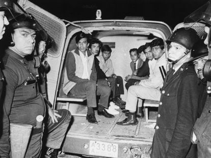 Elementos de la Policía transportan a estudiantes detenidos en Tlatelolco, el 2 de octubre de 1968.