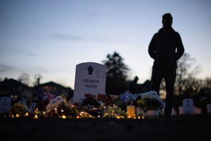 Un ciudadano frente a la tumba de George Floyd el pasado martes, en Minneapolis (Estados Unidos).