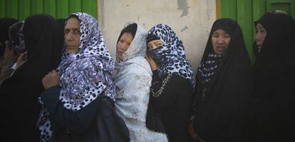 Mujeres afganas se registran para votar el martes en una escuela de Kabul.