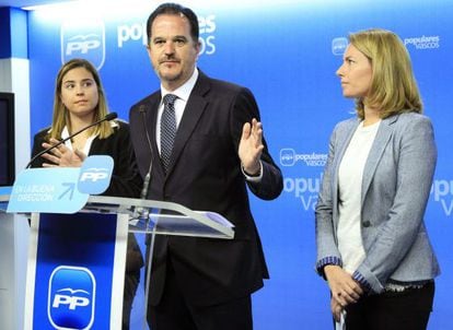 Carlos Iturgaiz, durante su intervención, entre Arantza Quiroga, a la derecha, y Zoe Nubla.
