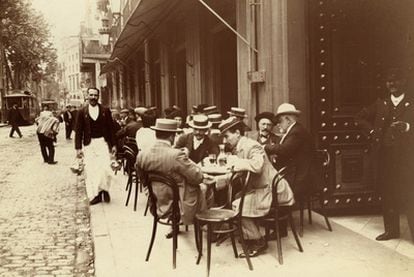 Un café en la Rambla de Barcelona a principios del siglo XX.