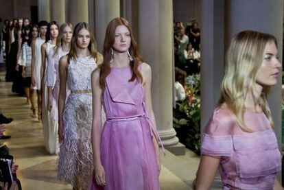 Modelos durante el desfile de Carolina Herrera.