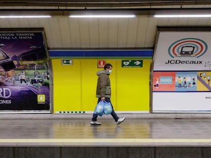 Un viajero protegido con mascarilla, en una estación del Metro de Madrid.