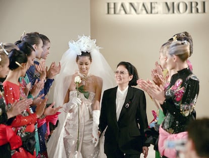 Hanae Mori (center) waves after her show in Paris on July 7, 2004.