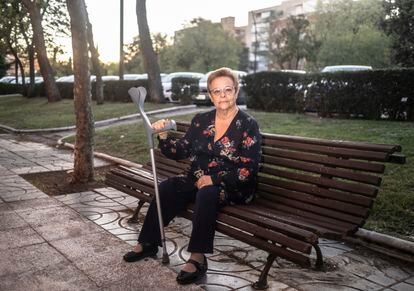 Pilar Corral, paciente del Hospital Quirónsalud de Alcorcón, en un banco de Móstoles, localidad en la que reside. Lleva sufriendo retrasos frecuentes en las citas para la revisión con su reumatólogo desde 2020.