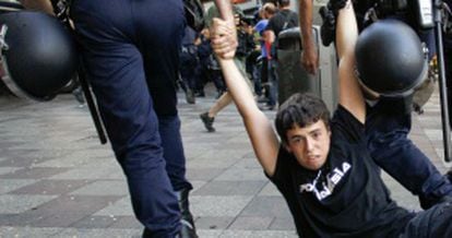 Un manifestante es arrastrado por la policía en Calle Montera.