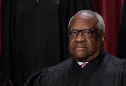 El juez Clarence Thomas posa para el retrato oficial del Tribunal Supremo, en octubre en Washington.