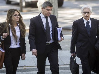 El abogado de Messi, Enrique Bacigalupo, a la derecha entrando a la Audiencia.