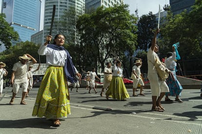 Actores caracterizados como los precursores de la Revolución, durante el desfile de 2020.