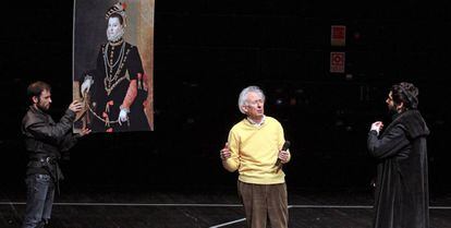 Albert Boadella (centro), en un ensayo en el Teatro de San Lorenzo de El Escorial en 2015.