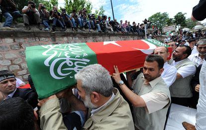 Funerales por los nueve muertos en el abordaje al <i>Mavi Marmara</i>, en la mezquita de Fatih, en el centro de Estambul.