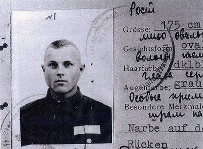 Fotagrafía de archivo que muestra la ficha de servicio de John Demjanjuk como "vigilante" del campo de trabajo de Trawniki, en Polonia.