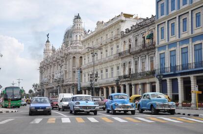 Coches clásicos americanos en un cruce del paseo de Martí junto al Parque Central.